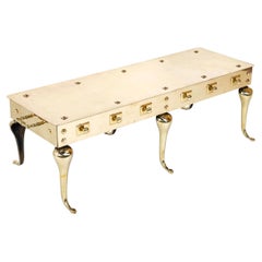 Elegante mesa de centro de latón de estilo Regencia con patas cabriolé, década de los 60