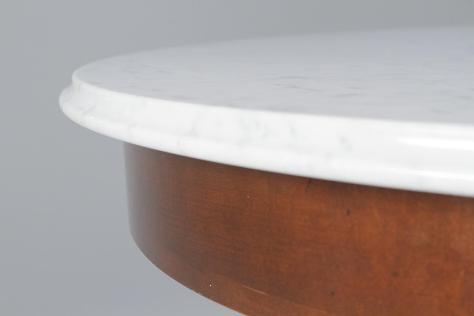 Elegant Regency Style Round Marble Top and Mahogany Center Table by Baker In Excellent Condition In Hopewell, NJ
