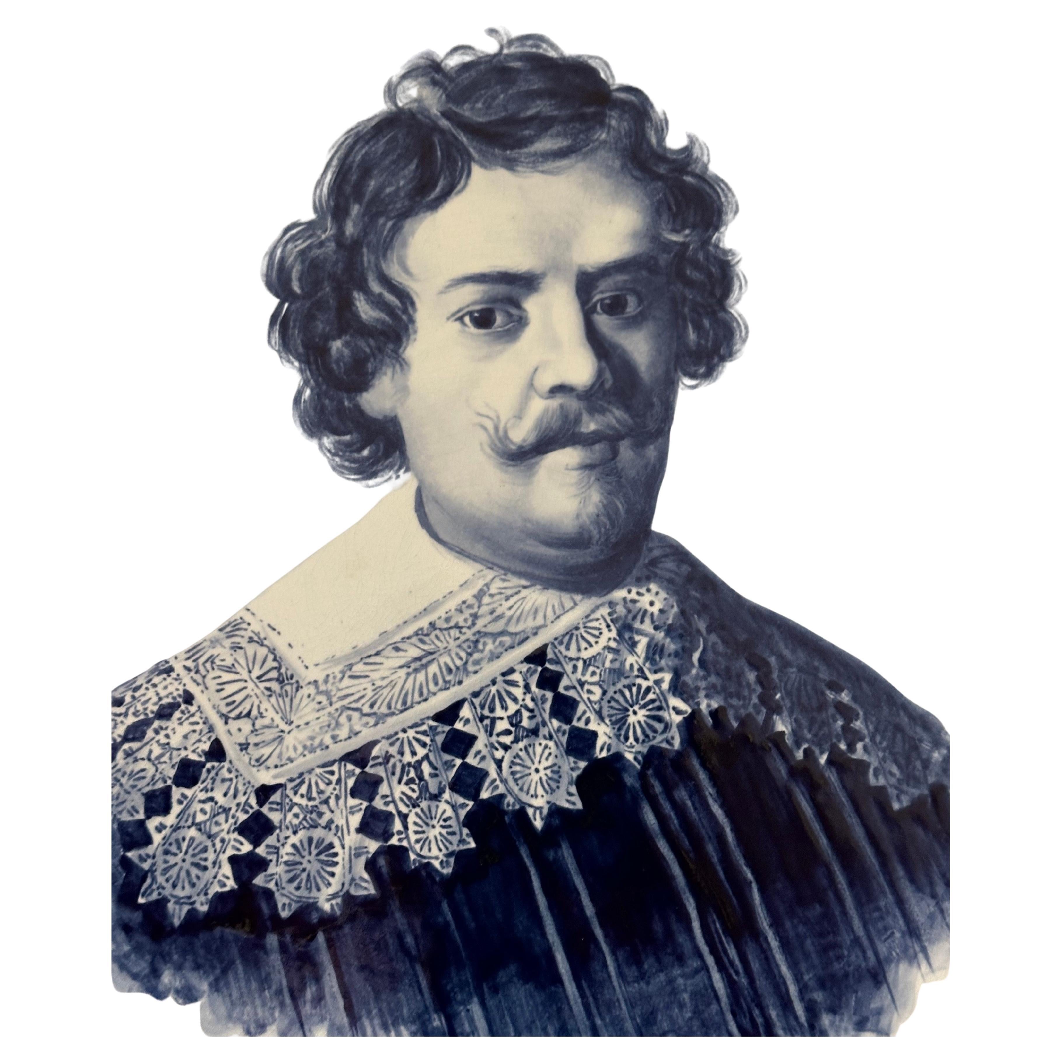 Elegante bandeja/placa de porcelana con retrato de Rembrandt, de Royal Bonn Delft, hacia principios del siglo XX.  Fabricada en Alemania y firmada en el reverso, la pieza mide 20 