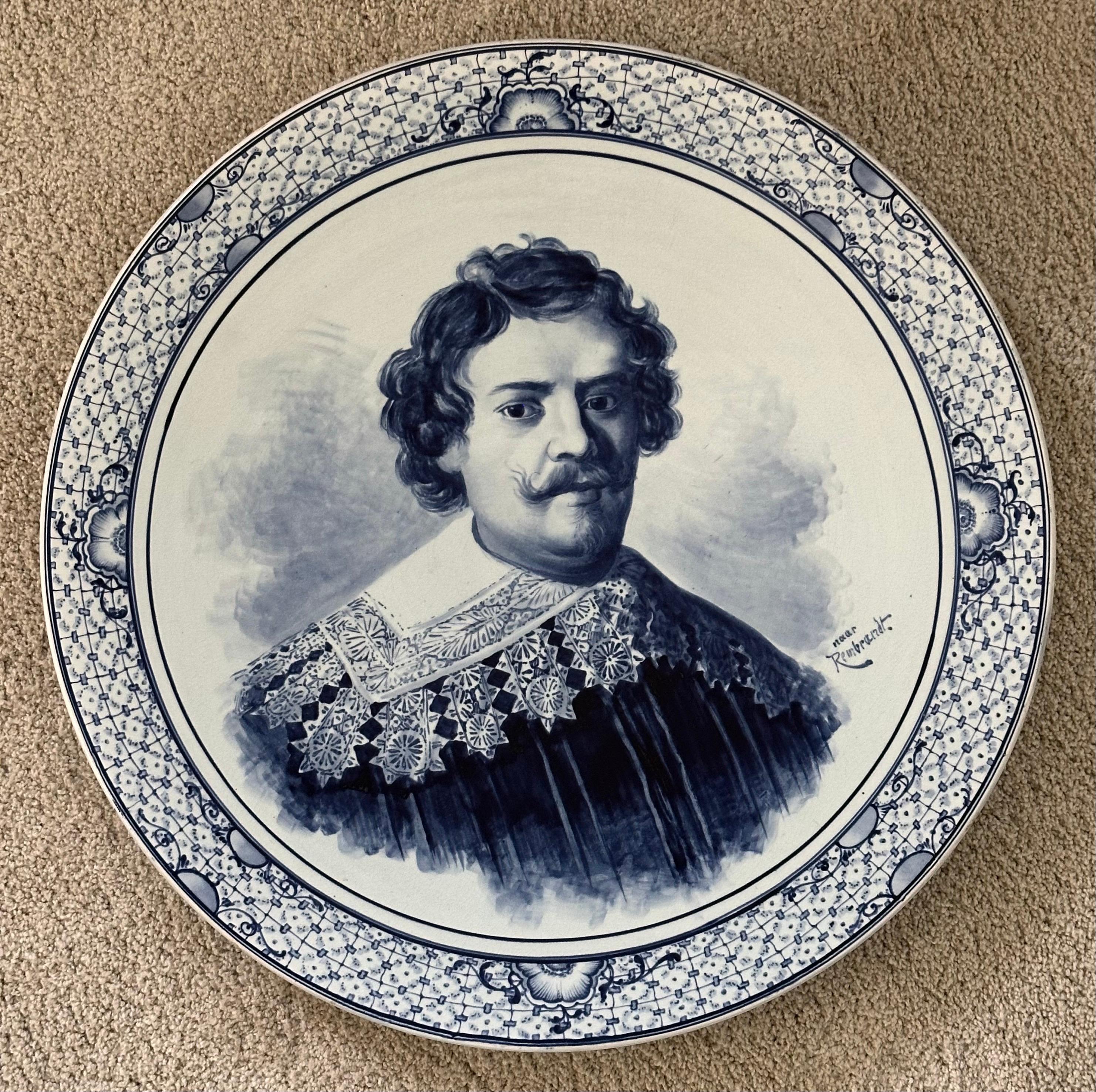 Elegante bandeja/placa de porcelana con retrato de Rembrandt de Royal Bonn Delft en Bueno estado para la venta en San Diego, CA