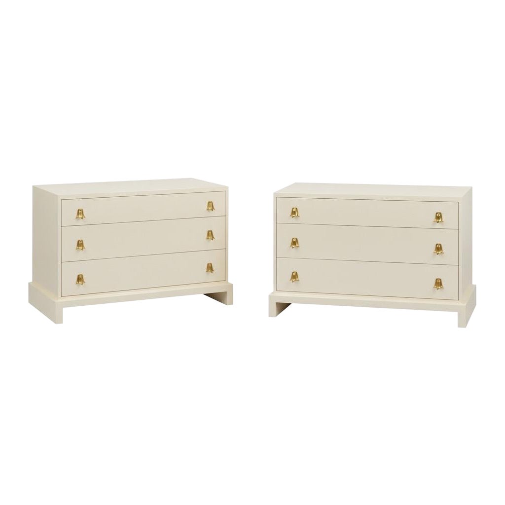 Elegante restaurierte Art-Déco-Truhe von Widdicomb in cremefarbenem Lack - ein Paar erhältlich im Angebot