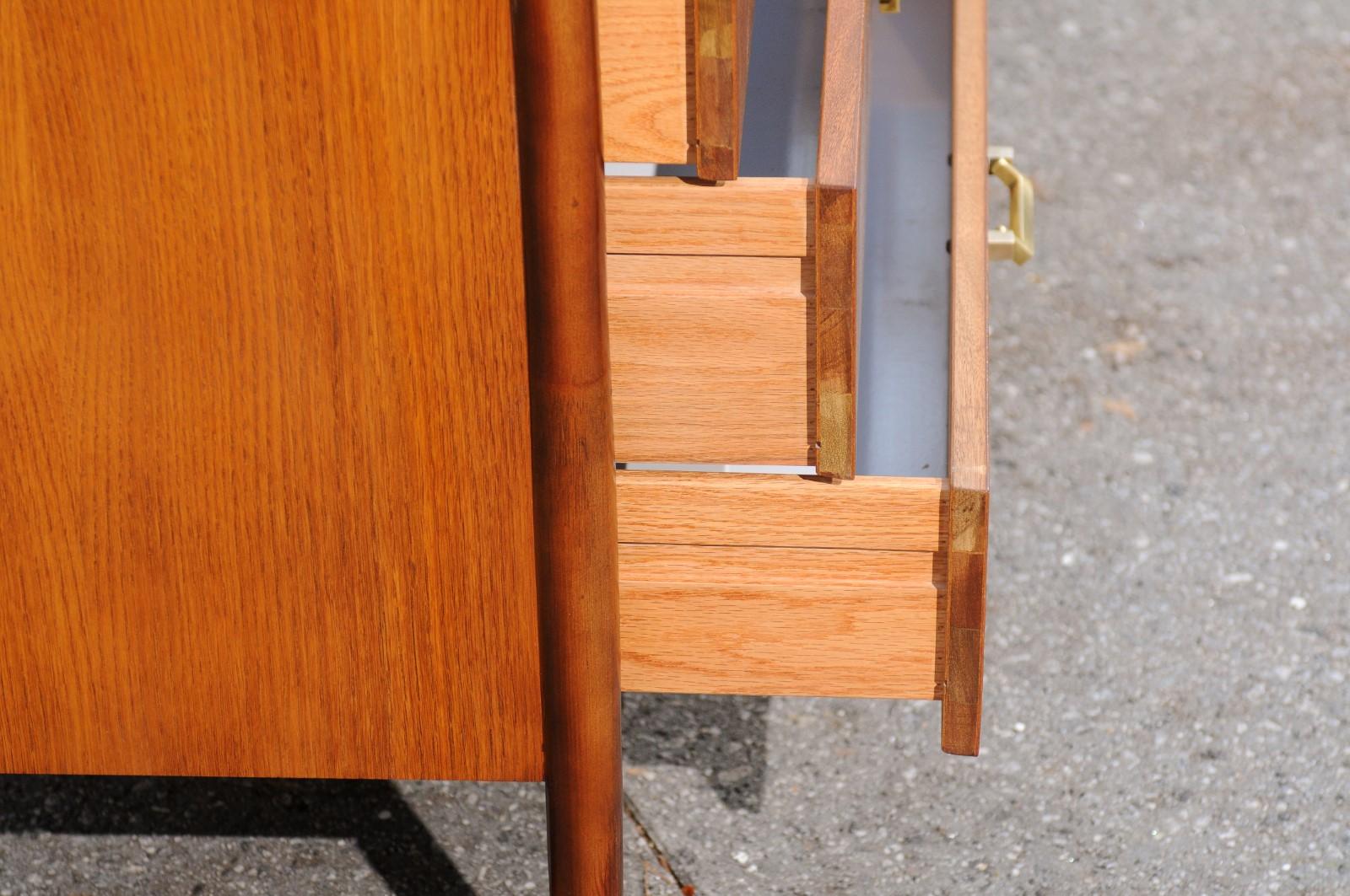 Americano Elegante cassapanca da campagna in Oak e rattan restaurata di McGuire, circa 1970 in vendita