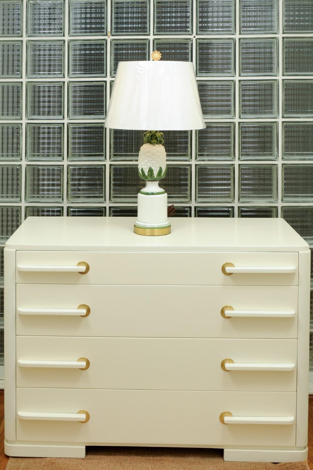 Mid-Century moderno Elegante coppia restaurata di lampade ad ananas in ceramica e ottone, Italia, circa 1960 in vendita