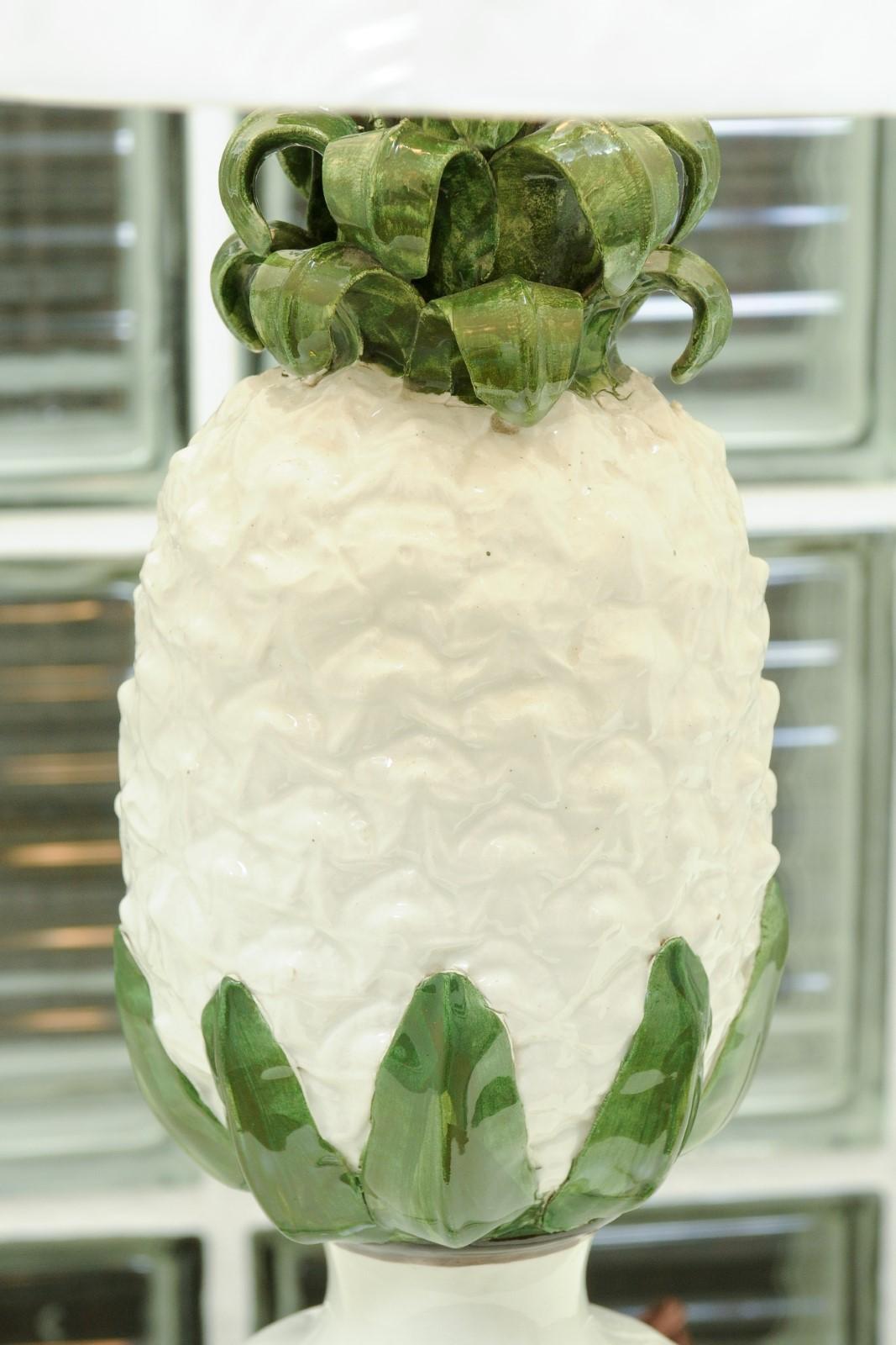 Elegante coppia restaurata di lampade ad ananas in ceramica e ottone, Italia, circa 1960 in vendita 2