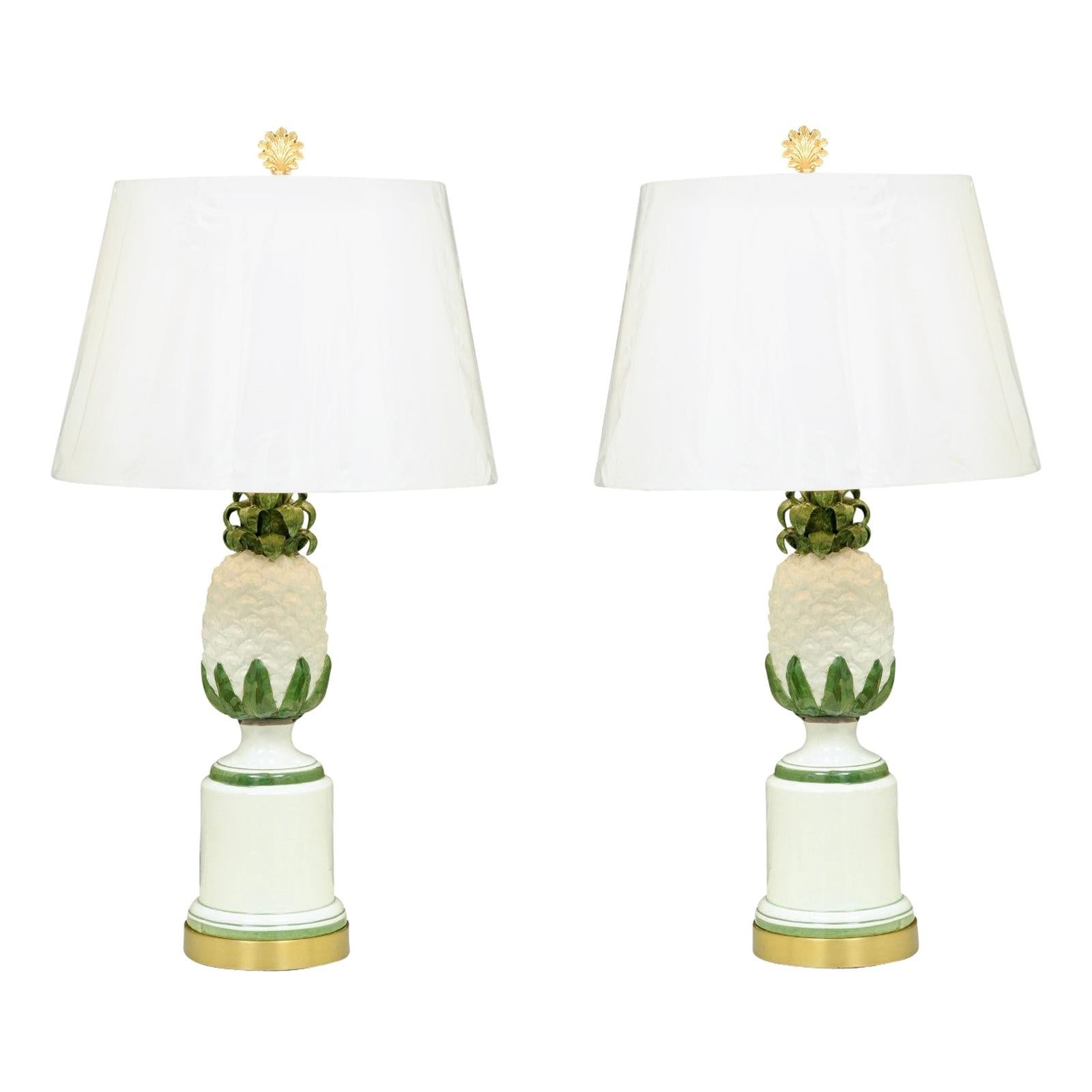 Elegante coppia restaurata di lampade ad ananas in ceramica e ottone, Italia, circa 1960
