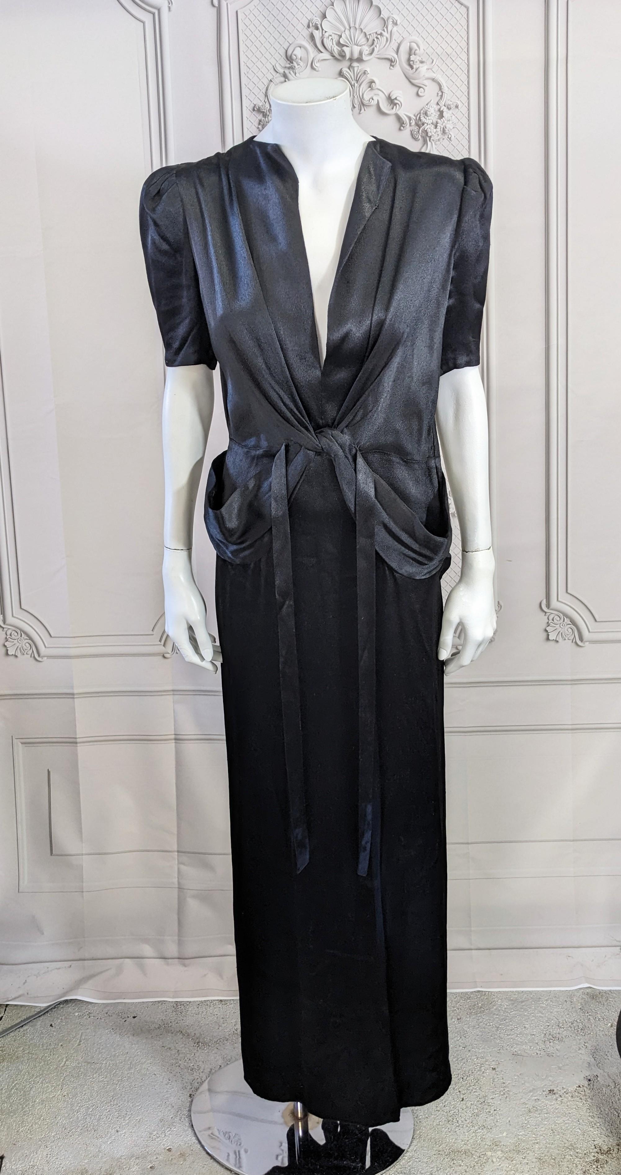 Zeitloses Retro-Satin-Glamour-Kleid aus den 1940er Jahren. Aus Seidensatin mit Twist-Detail an der Taille, das sich auf die Hüften mit Rosshaar gestützten Bändern erstreckt. Kräftige Schultern mit umgeschlagenen Ärmeln, die im Nacken geschlossen
