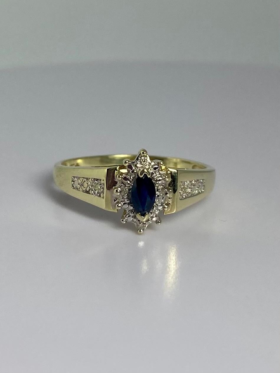 This gem is made of 14 carat yellow gold and holds an oval cushion faceted blue sapphire. This pre-loved jewel is absolutely elegant and is perfectly fit to wear alone or in combination with other rings. Around the oval sapphire and on the band of