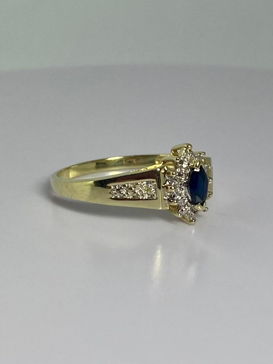Eleganter Ring aus 14 Karat Gelbgold mit ovalem blauem Saphir und Diamant stimulierendem Diamanten (Ovalschliff) im Angebot