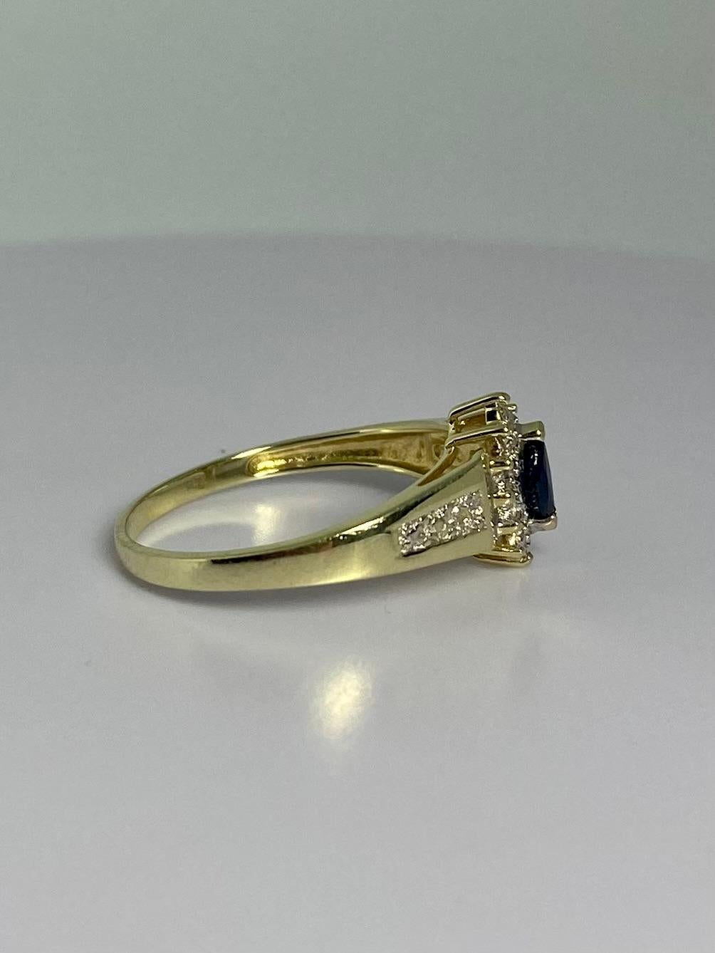 Eleganter Ring aus 14 Karat Gelbgold mit ovalem blauem Saphir und Diamant stimulierendem Diamanten im Zustand „Gut“ im Angebot in Heemstede, NL