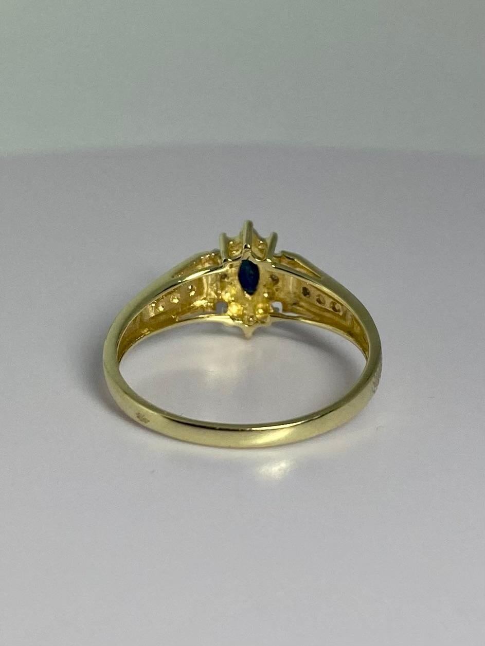 Eleganter Ring aus 14 Karat Gelbgold mit ovalem blauem Saphir und Diamant stimulierendem Diamanten für Damen oder Herren im Angebot