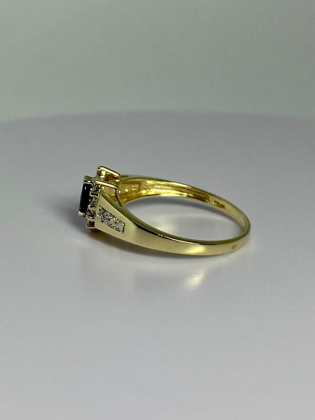 Eleganter Ring aus 14 Karat Gelbgold mit ovalem blauem Saphir und Diamant stimulierendem Diamanten im Angebot 1