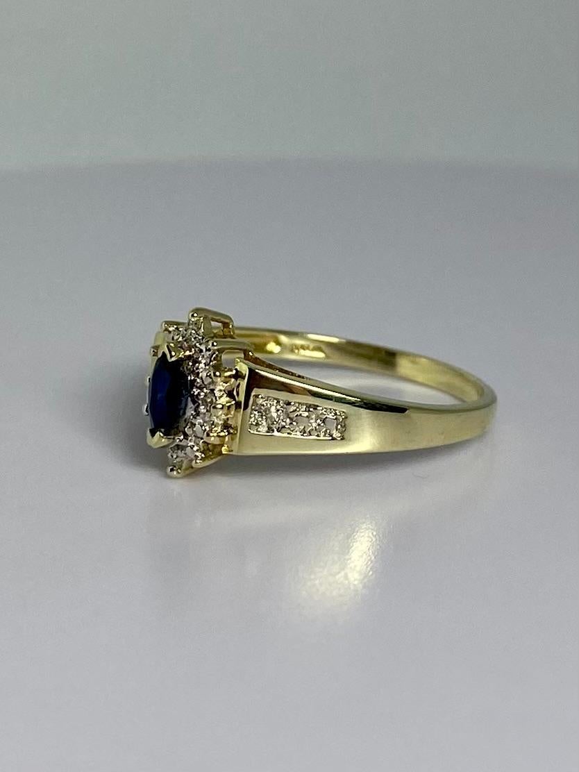 Eleganter Ring aus 14 Karat Gelbgold mit ovalem blauem Saphir und Diamant stimulierendem Diamanten im Angebot 2