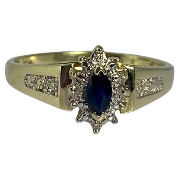 Eleganter Ring aus 14 Karat Gelbgold mit ovalem blauem Saphir und Diamant stimulierendem Diamanten im Angebot