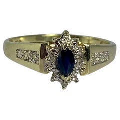 Eleganter Ring aus 14 Karat Gelbgold mit ovalem blauem Saphir und Diamant stimulierendem Diamanten