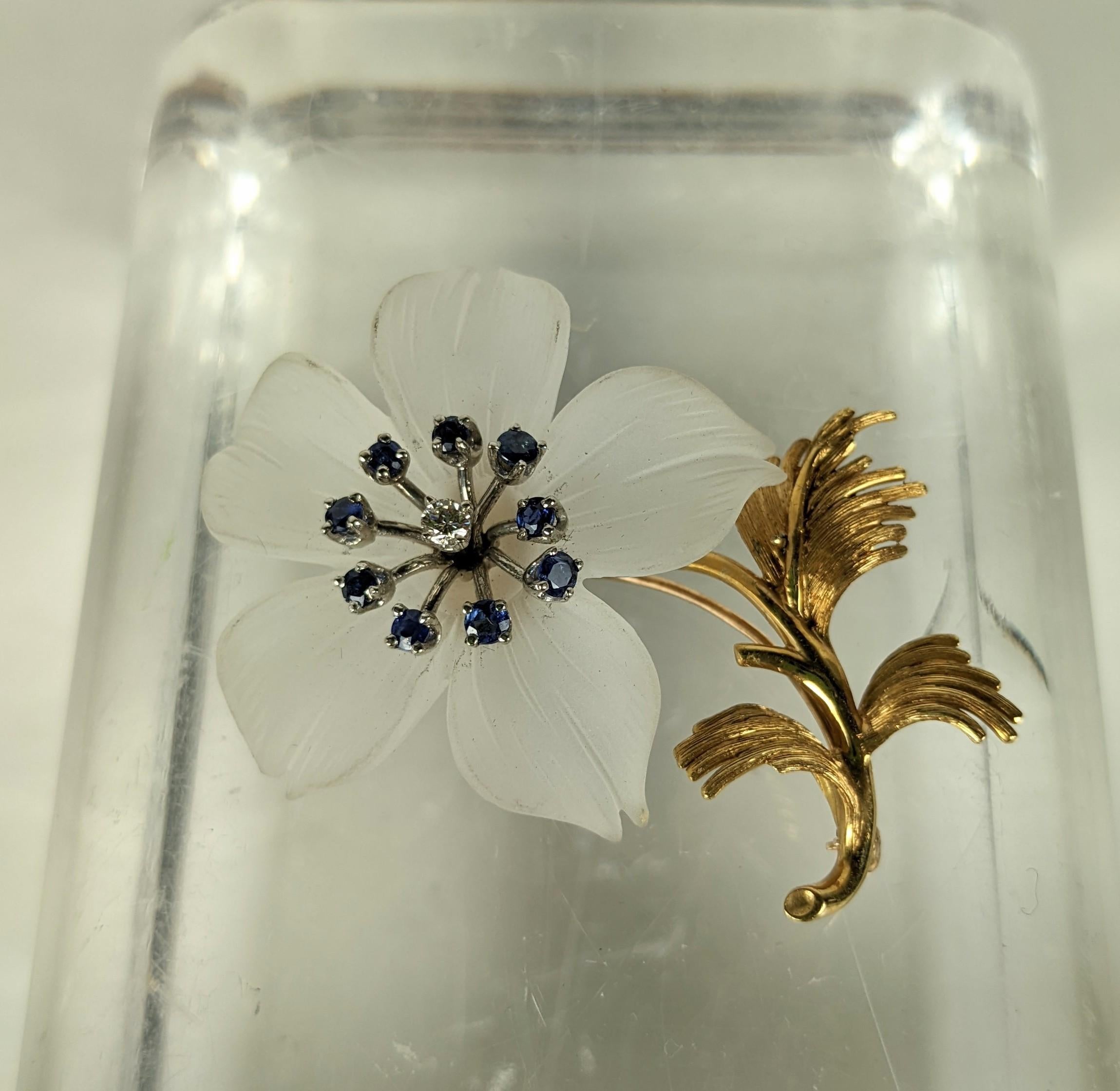 Taille ronde Broche élégante fleur en cristal de roche, saphir et diamant en vente