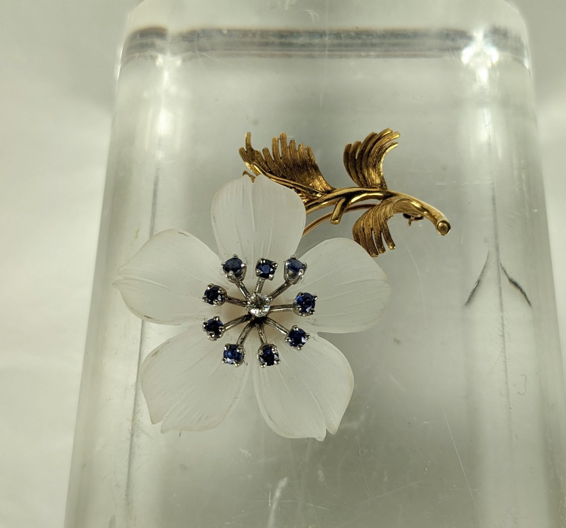 Broche élégante fleur en cristal de roche, saphir et diamant Bon état - En vente à New York, NY