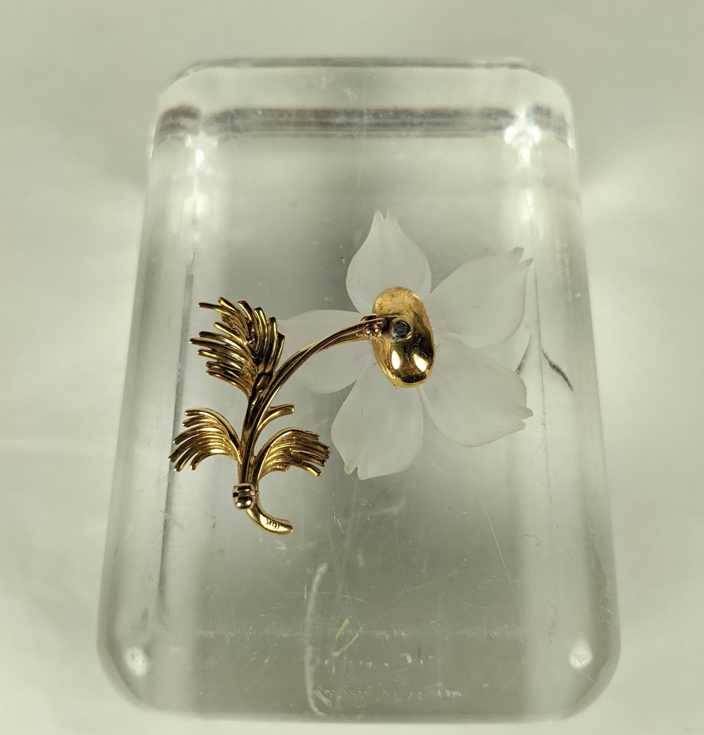 Broche élégante fleur en cristal de roche, saphir et diamant Unisexe en vente
