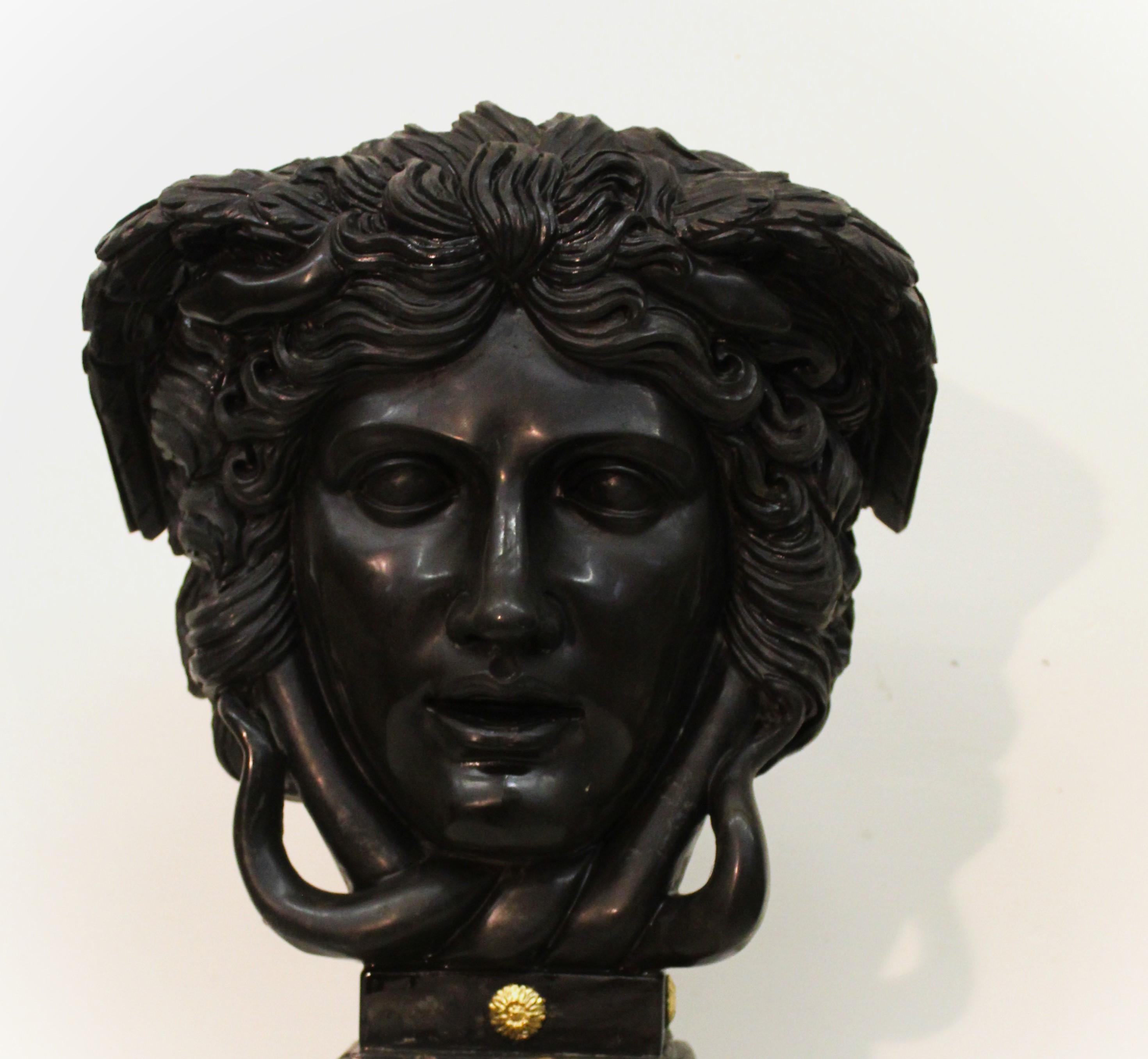 Fin du 20e siècle Elegance Rondanini Medusa en marbre noir avec décorations dorées, 20e siècle en vente
