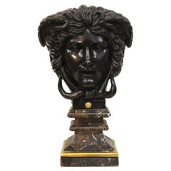 Elegance Rondanini Medusa en marbre noir avec décorations dorées, 20e siècle