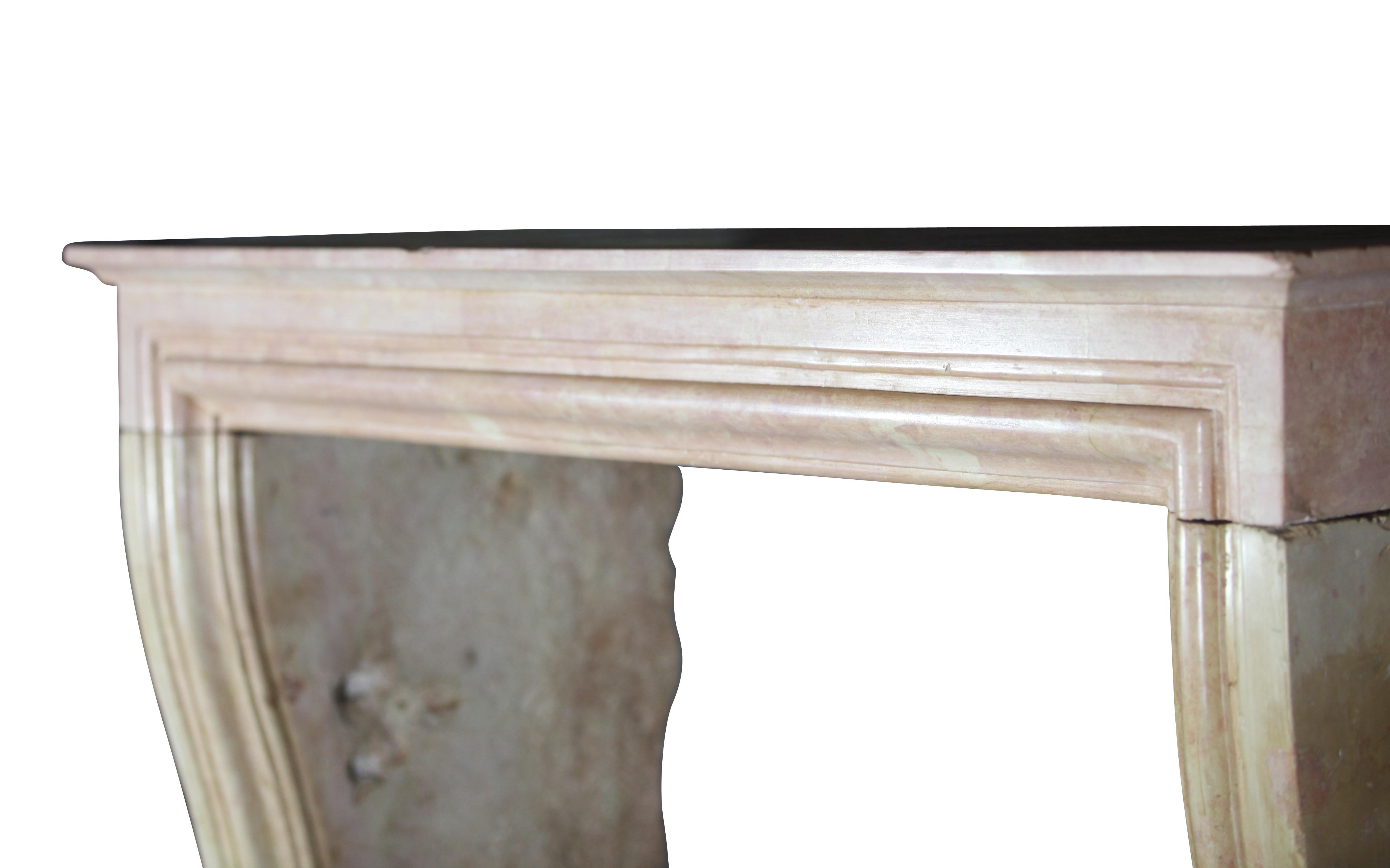 Sculpté à la main Elegant Rose Liseron Stone Fireplace for French Style Timeless Chique Interiors (Cheminée en pierre de Rose Liseron pour les intérieurs de style français)