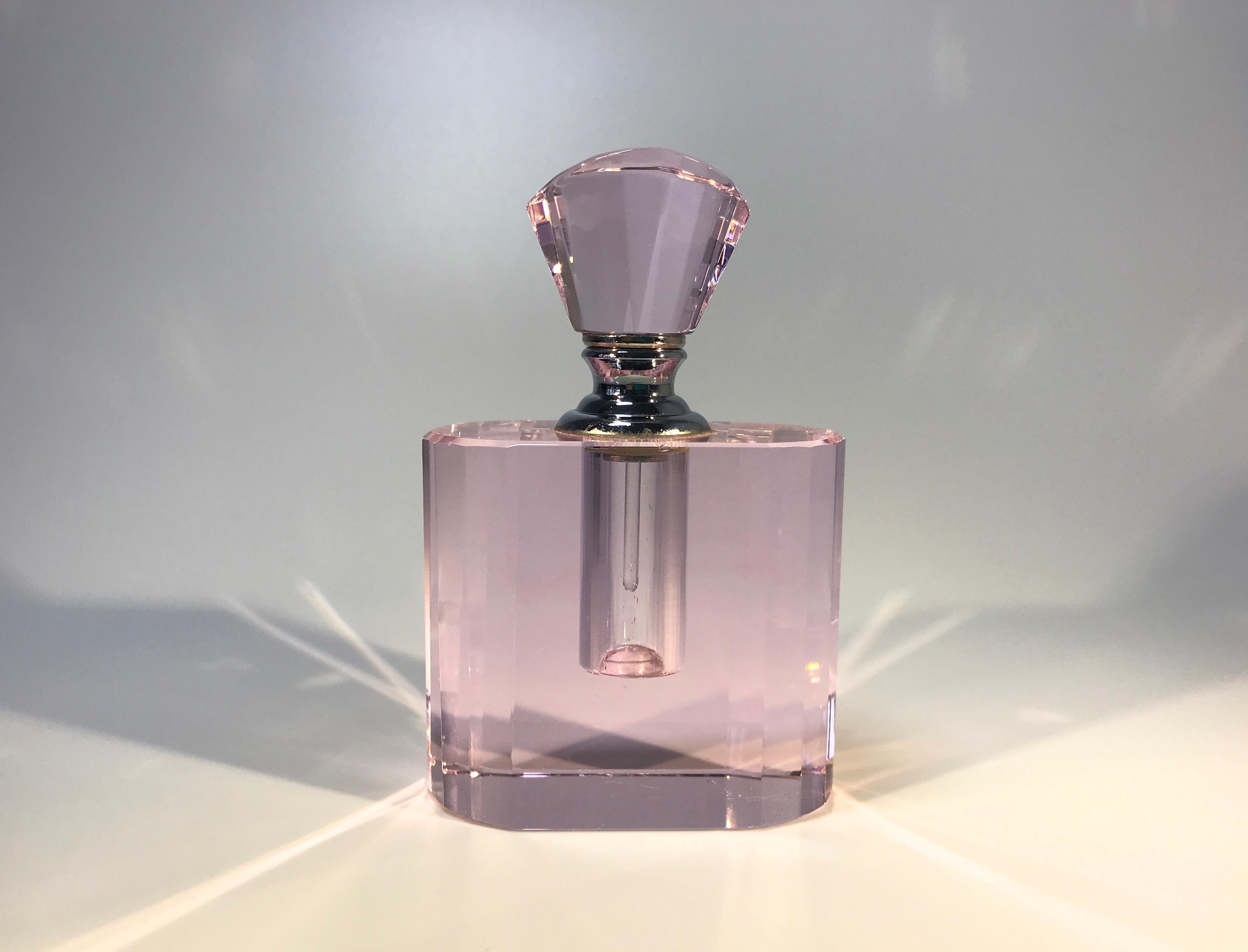 Elegant and stylish faceted rose pink crystal vintage perfume bottle
Silver coloured collar. The glass pipet faceted scent rod is in perfect condition
circa 1980s
Measures: Height 4 inch, width 2.5 inch, depth 1.5 inch
In very good condition and