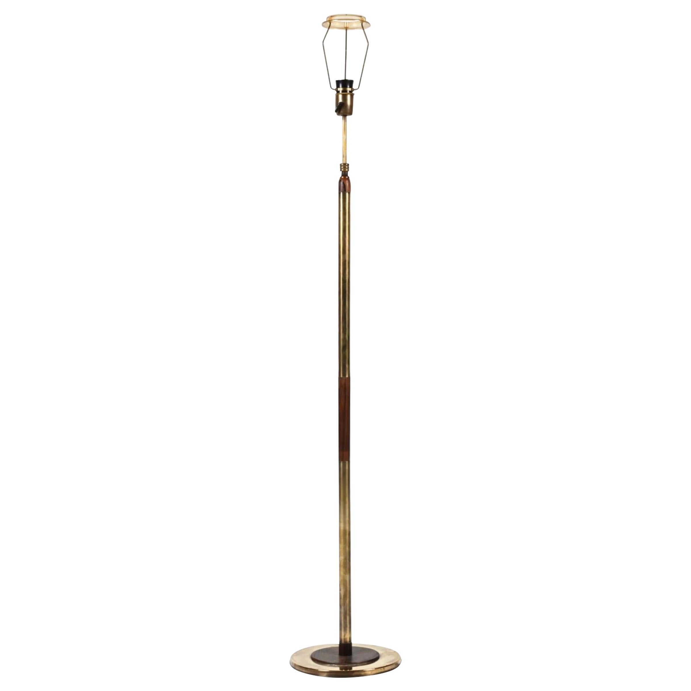 Eleganza della lampada da terra in palissandro e ottone del Medioevo moderno in vendita
