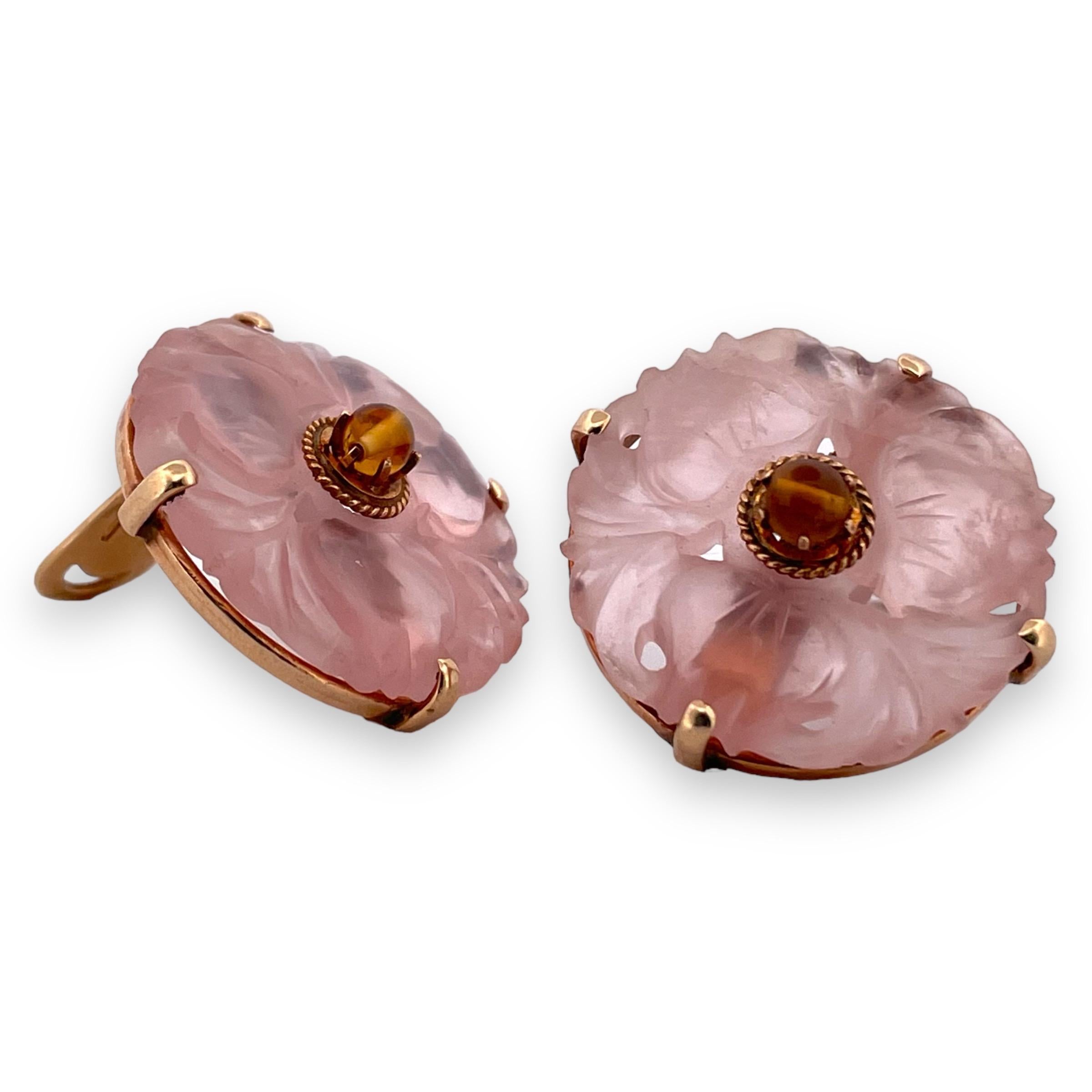 Entdecken Sie die bezaubernde Schönheit dieser runden Ohrclips mit zartem Rosenquarz, eingefasst in poliertes 14-karätiges Gelbgold. Diese Ohrringe bieten einen Hauch von sanftem, femininem Charme mit ihren warmen Blush-Tönen, die sie zu einer