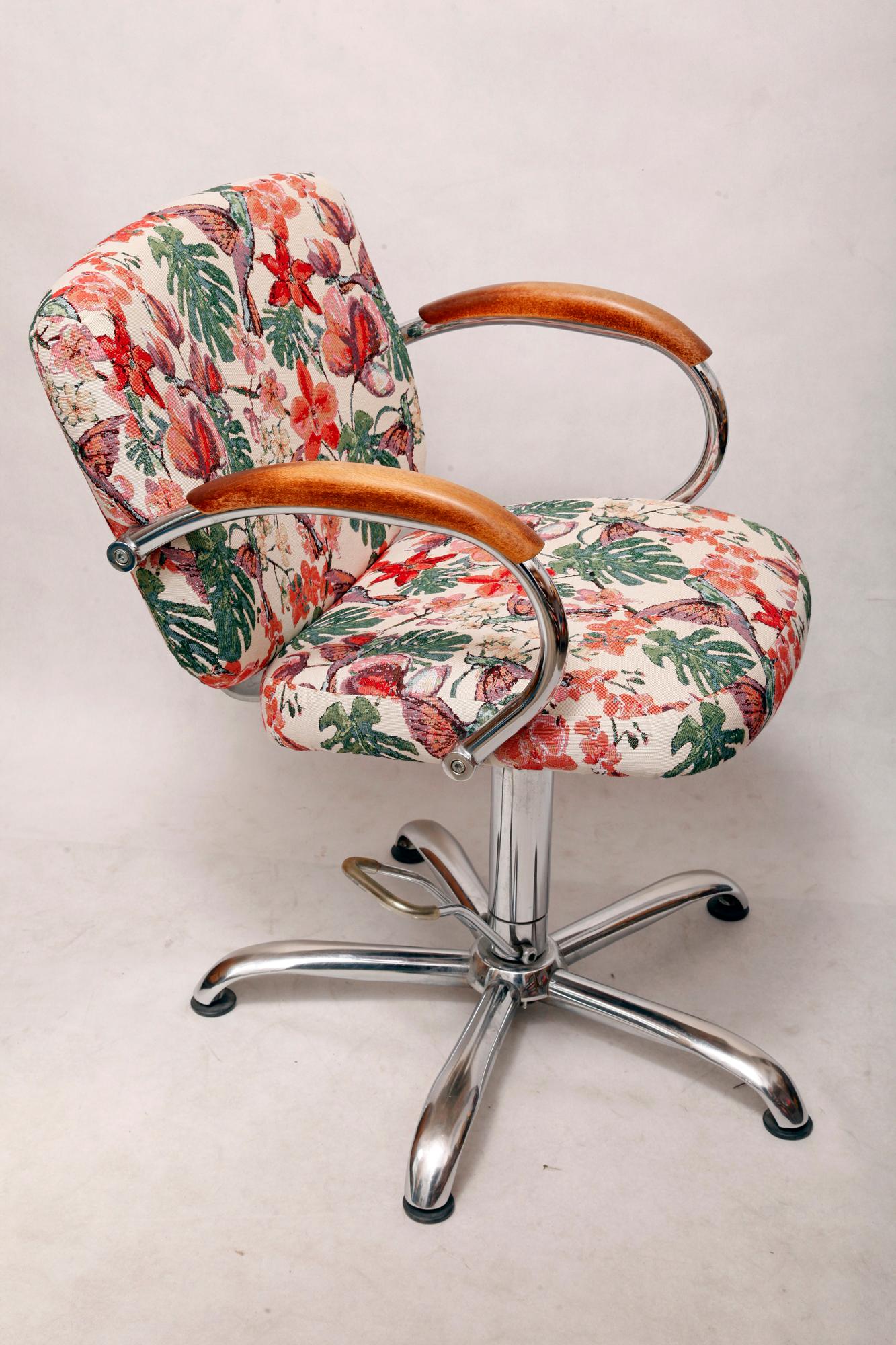 Elegant, Rotating Hairdressing Chair in Colored Upholstery, Germany, 1980s For Sale 3