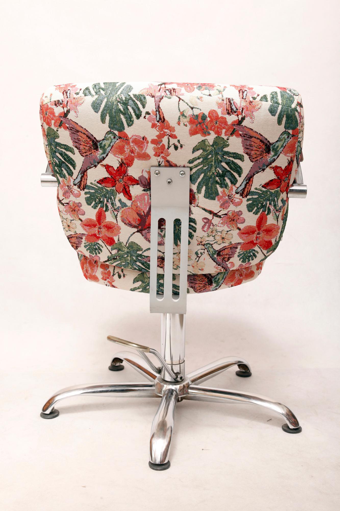 Elegant, Rotating Hairdressing Chair in Colored Upholstery, Germany, 1980s For Sale 4