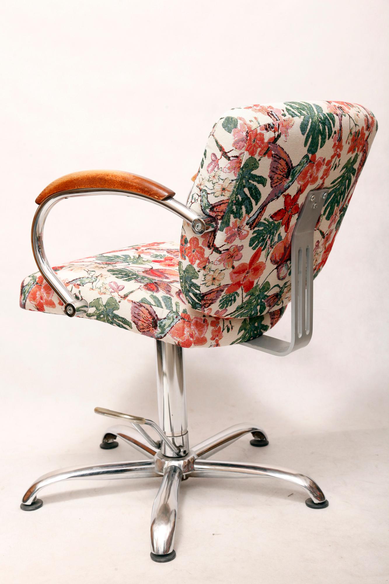 Elegant, Rotating Hairdressing Chair in Colored Upholstery, Germany, 1980s For Sale 5
