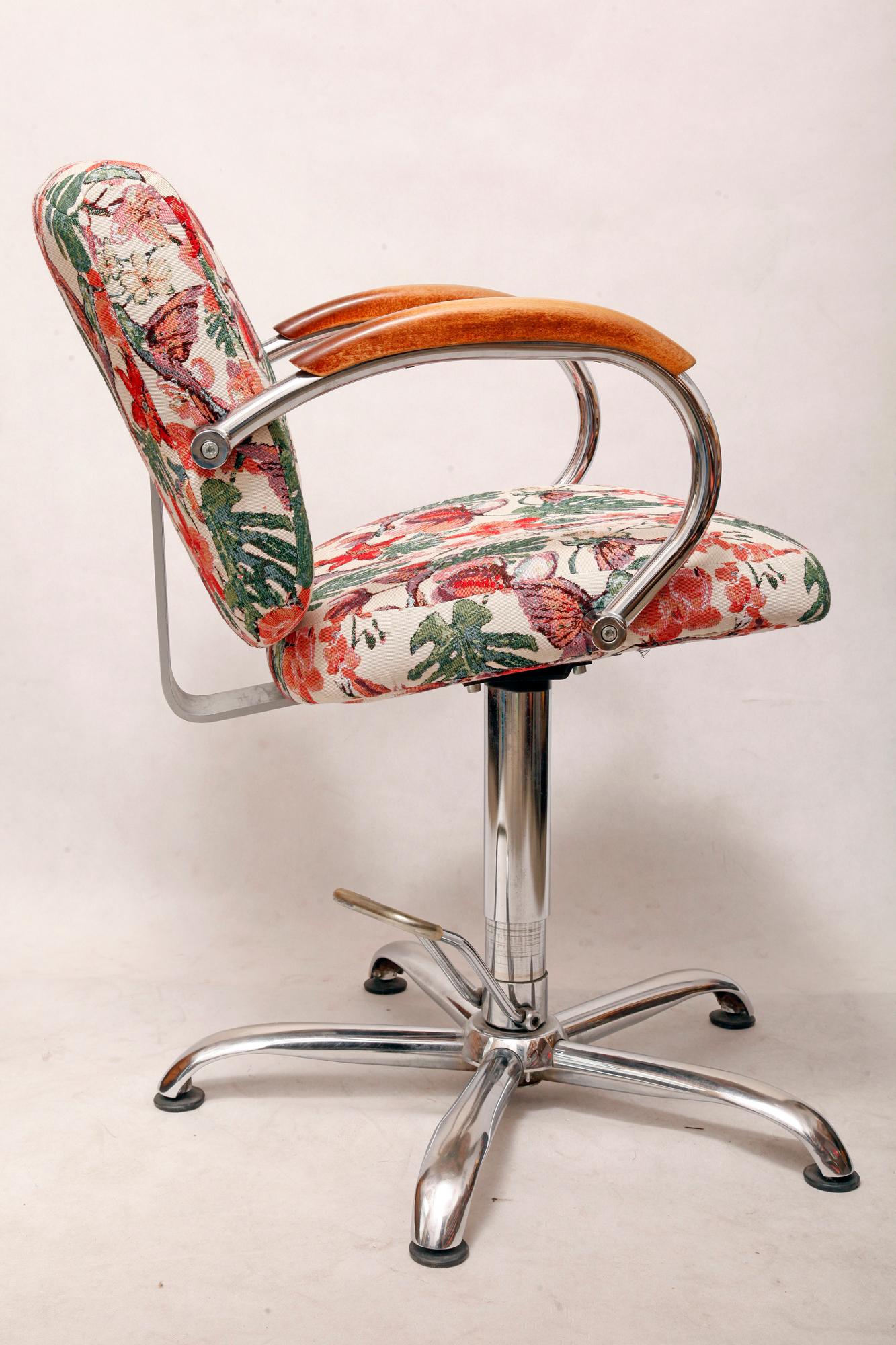 Elegant, Rotating Hairdressing Chair in Colored Upholstery, Germany, 1980s In Good Condition For Sale In Warsaw, PL
