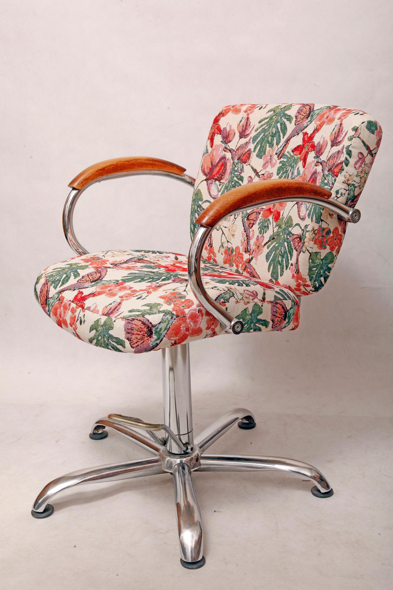 Elegant, Rotating Hairdressing Chair in Colored Upholstery, Germany, 1980s For Sale 2