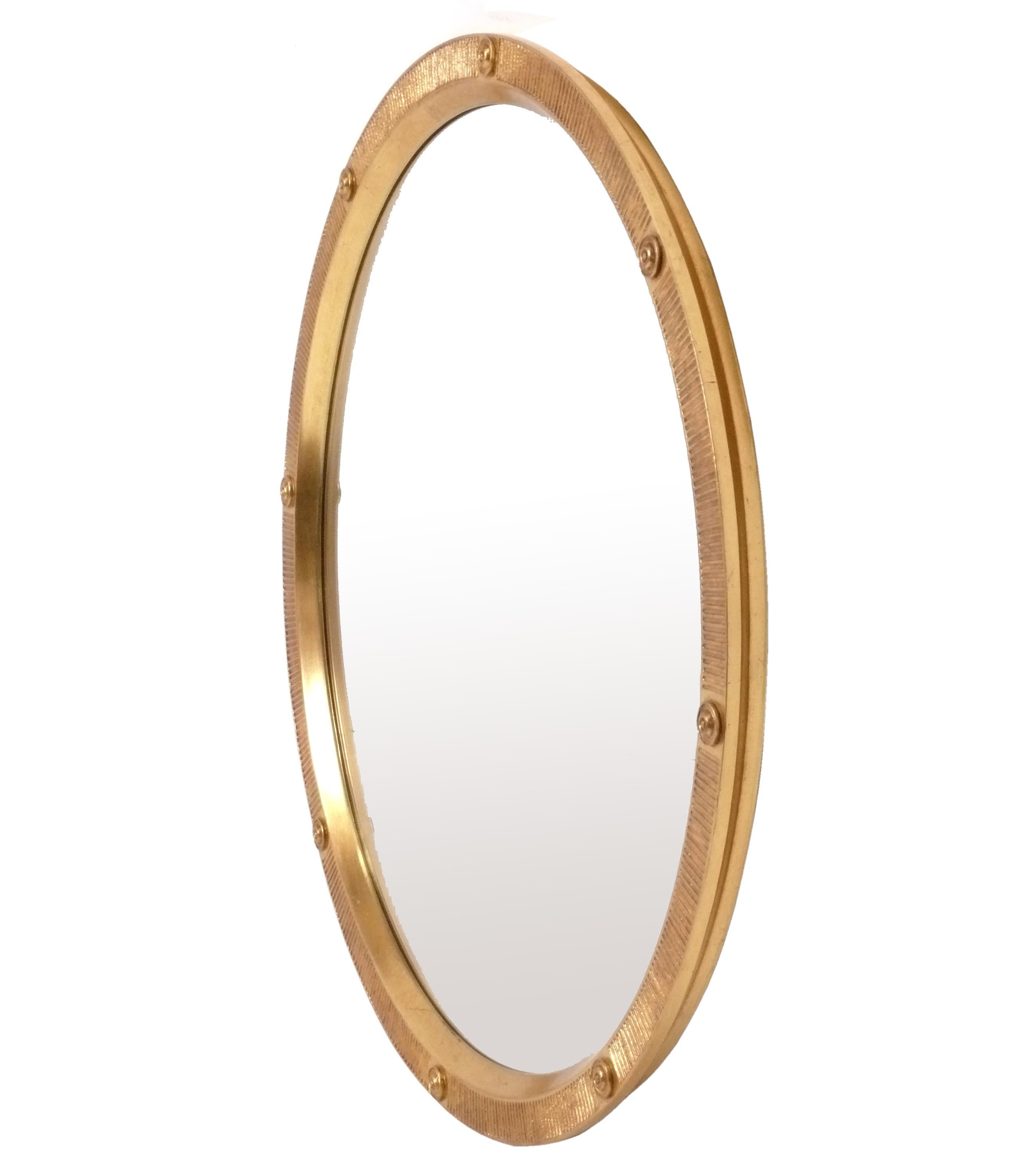 Elegant Gilt Mirror, américain, circa 2000s. Elle est exécutée en or 23 carats doré à l'eau sur bois et gesso. 