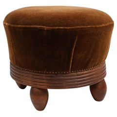 Elegant round Art Deco poef with velvet upholstery, France ca. 1925