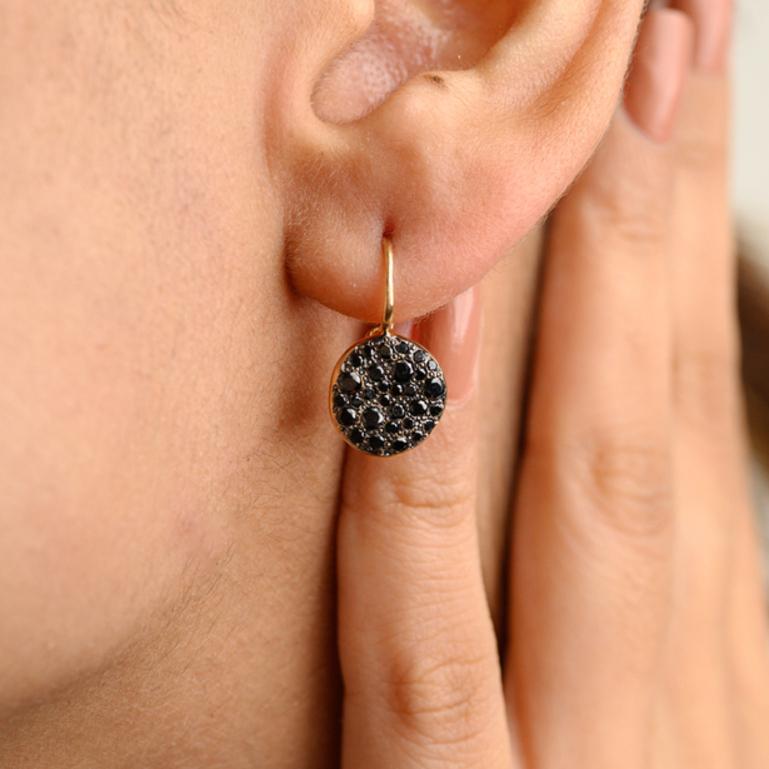 Schwarze Diamant-Cluster-Ohrringe aus 18-karätigem Gold, um mit Ihrem Look ein Statement zu setzen. Sie brauchen Ohrstecker, um mit Ihrem Look ein Statement zu setzen. Diese Ohrringe mit rund geschliffenen Diamanten sorgen für ein funkelndes,