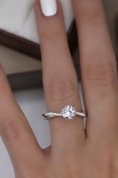 Elegant Round Brilliant Diamond Ring