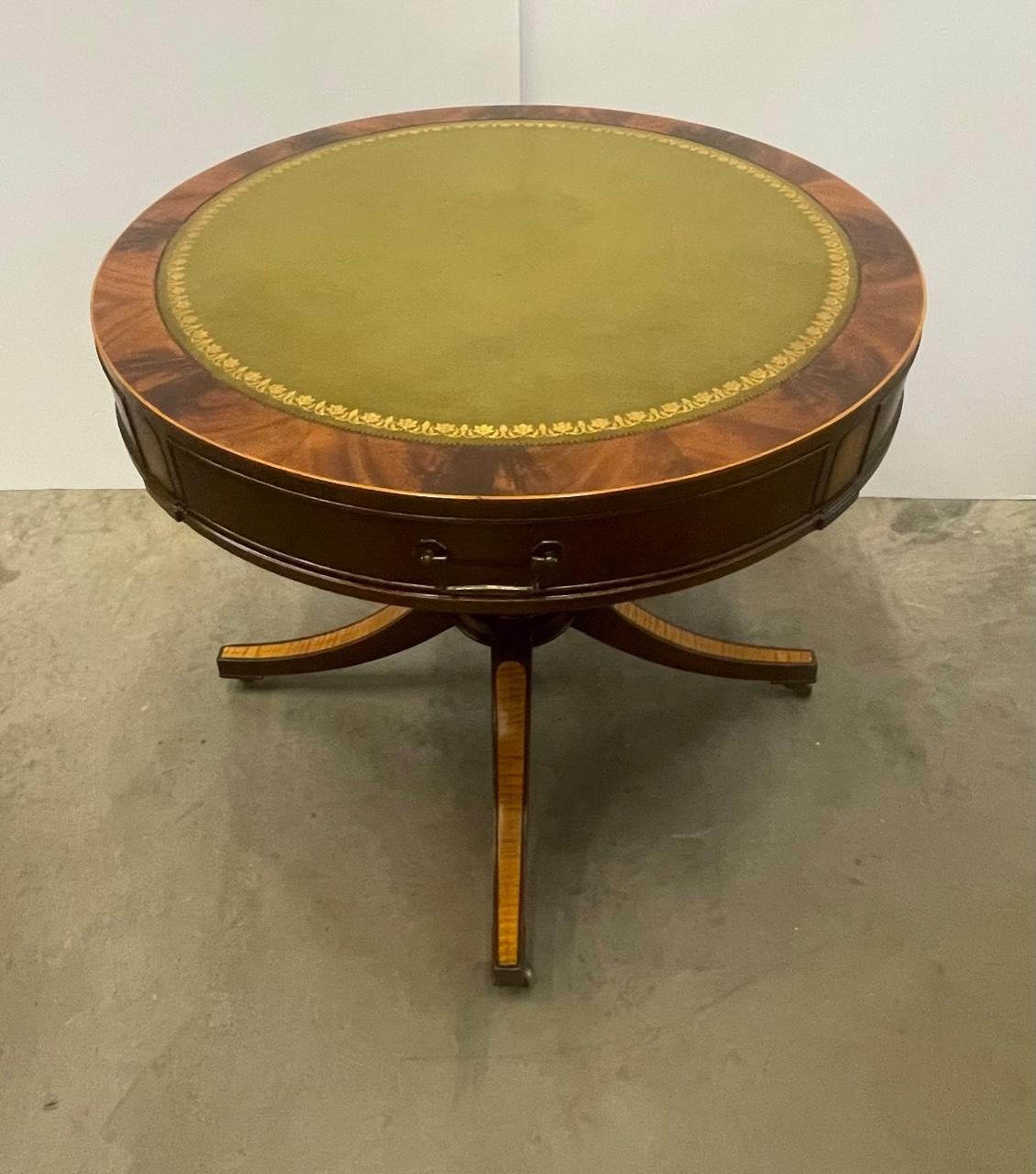 Elegante Mesa Auxiliar Redonda de Caoba Flameada con Tapa de Piel de Manzana Verde 4