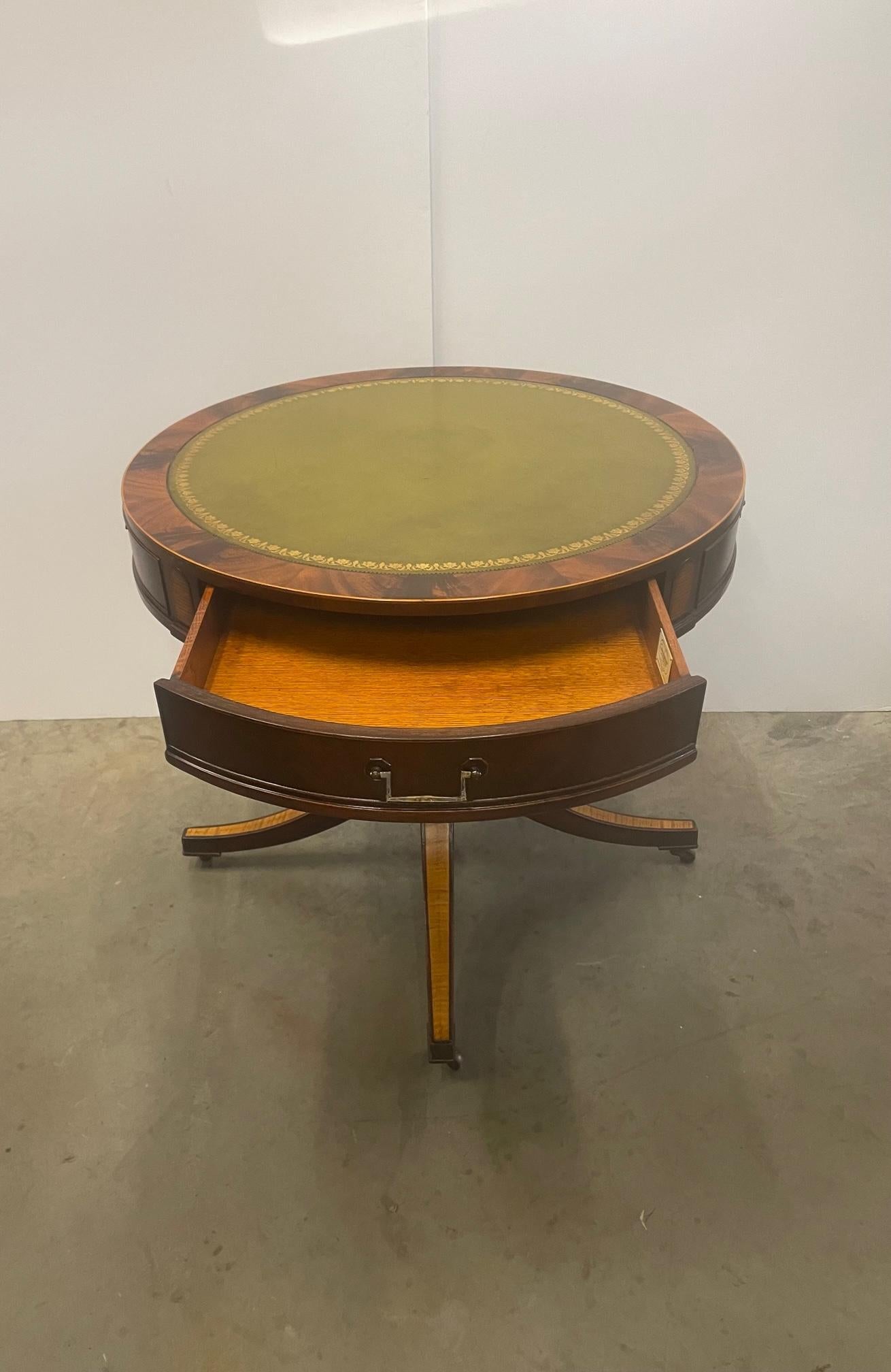 Elegante Mesa Auxiliar Redonda de Caoba Flameada con Tapa de Piel de Manzana Verde Estadounidense