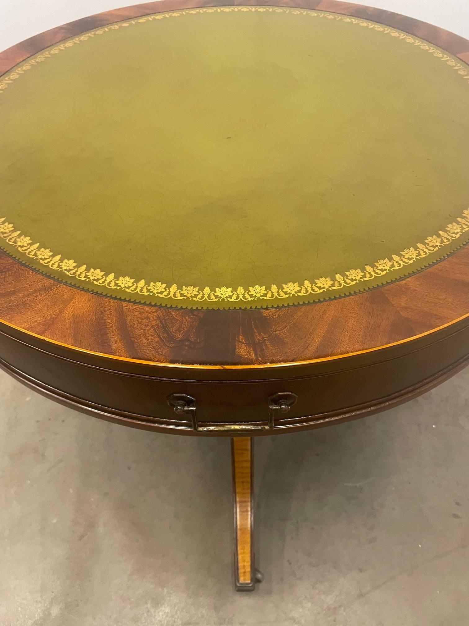 Elegante Mesa Auxiliar Redonda de Caoba Flameada con Tapa de Piel de Manzana Verde mediados del siglo XX