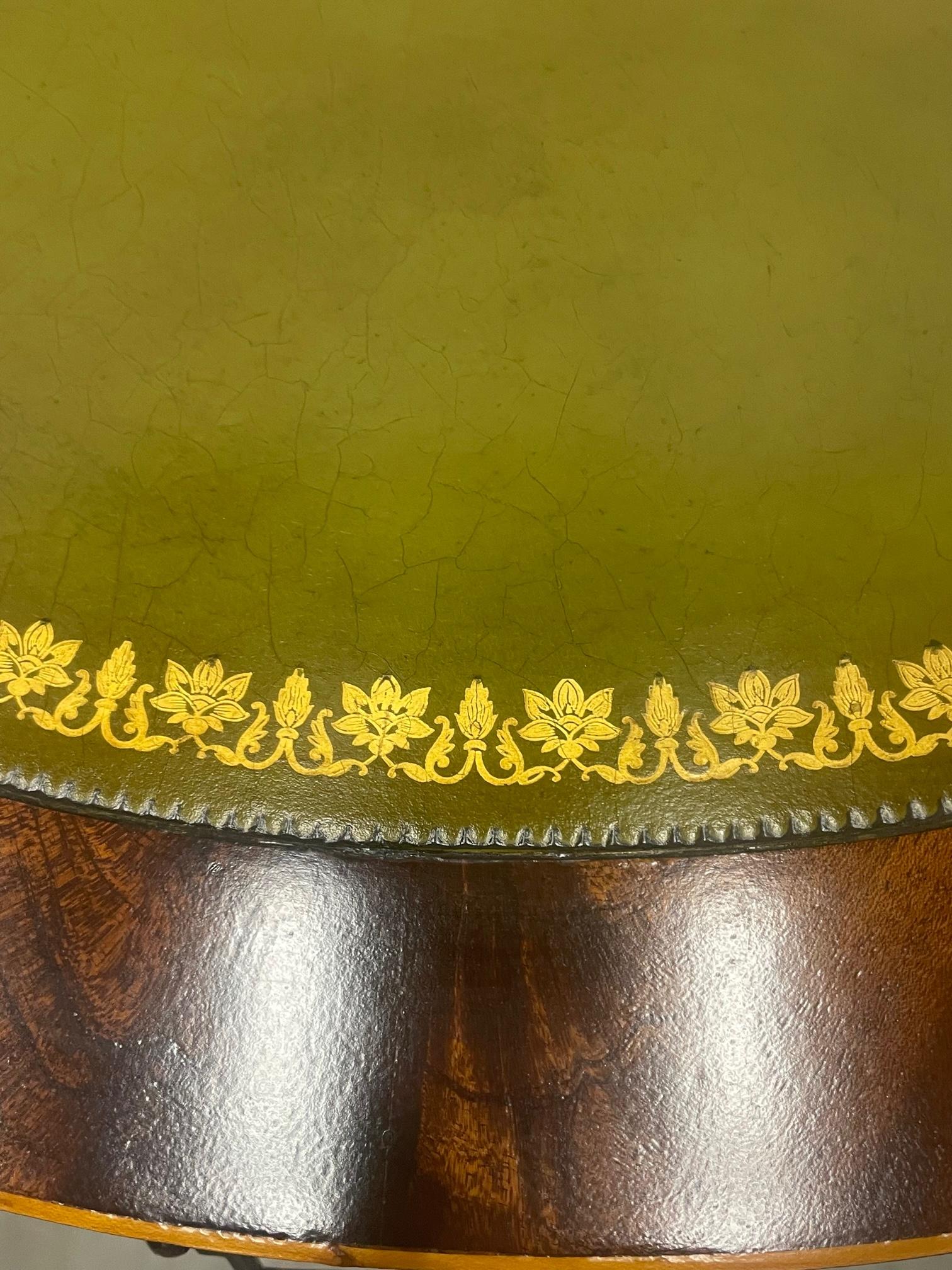 Elegante Mesa Auxiliar Redonda de Caoba Flameada con Tapa de Piel de Manzana Verde Cuero