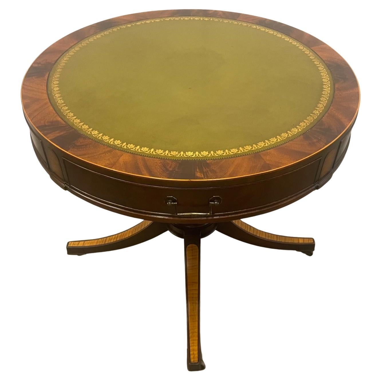 Table d'appoint ronde élégante en acajou flammé avec plateau en cuir de pomme vert