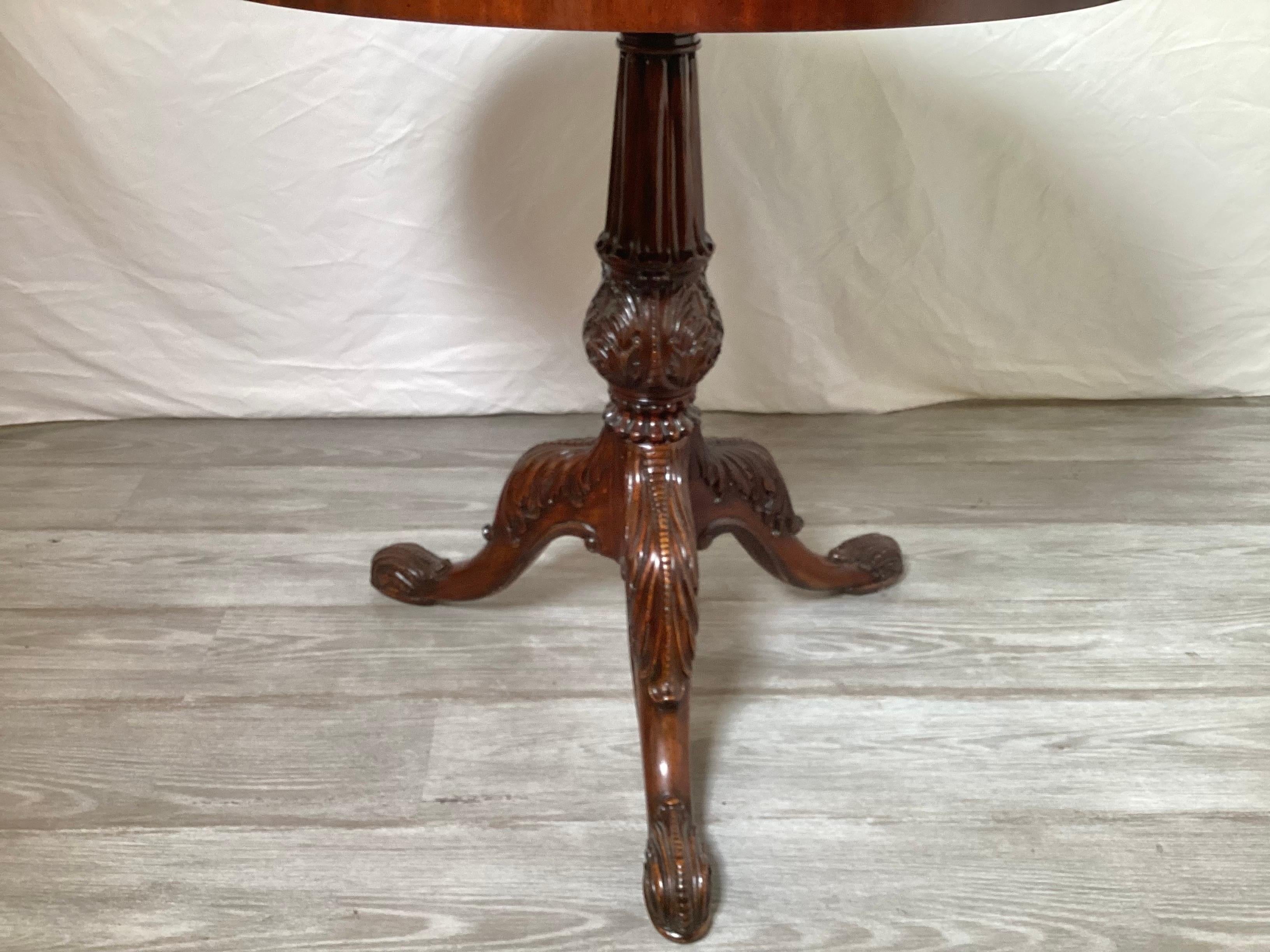 Eleganter runder Beistelltisch von Maitland Smith (Philippinisch)