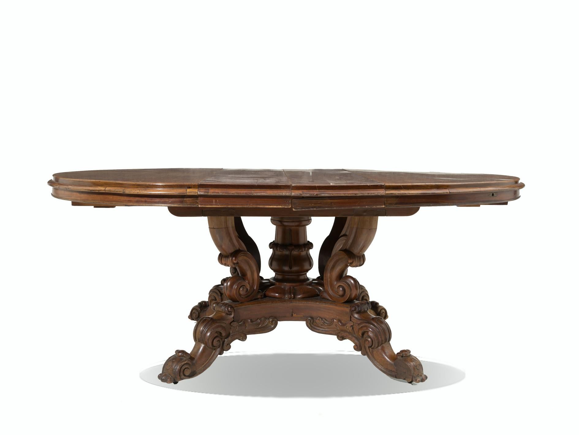 Elegant round table of 19th century, made of wood. The peculiarity of the table is that it is extendable in the center to allow more space for lunch, the table is supported by four wavy legs.
Solid and well made, the table is ideal for Classic and