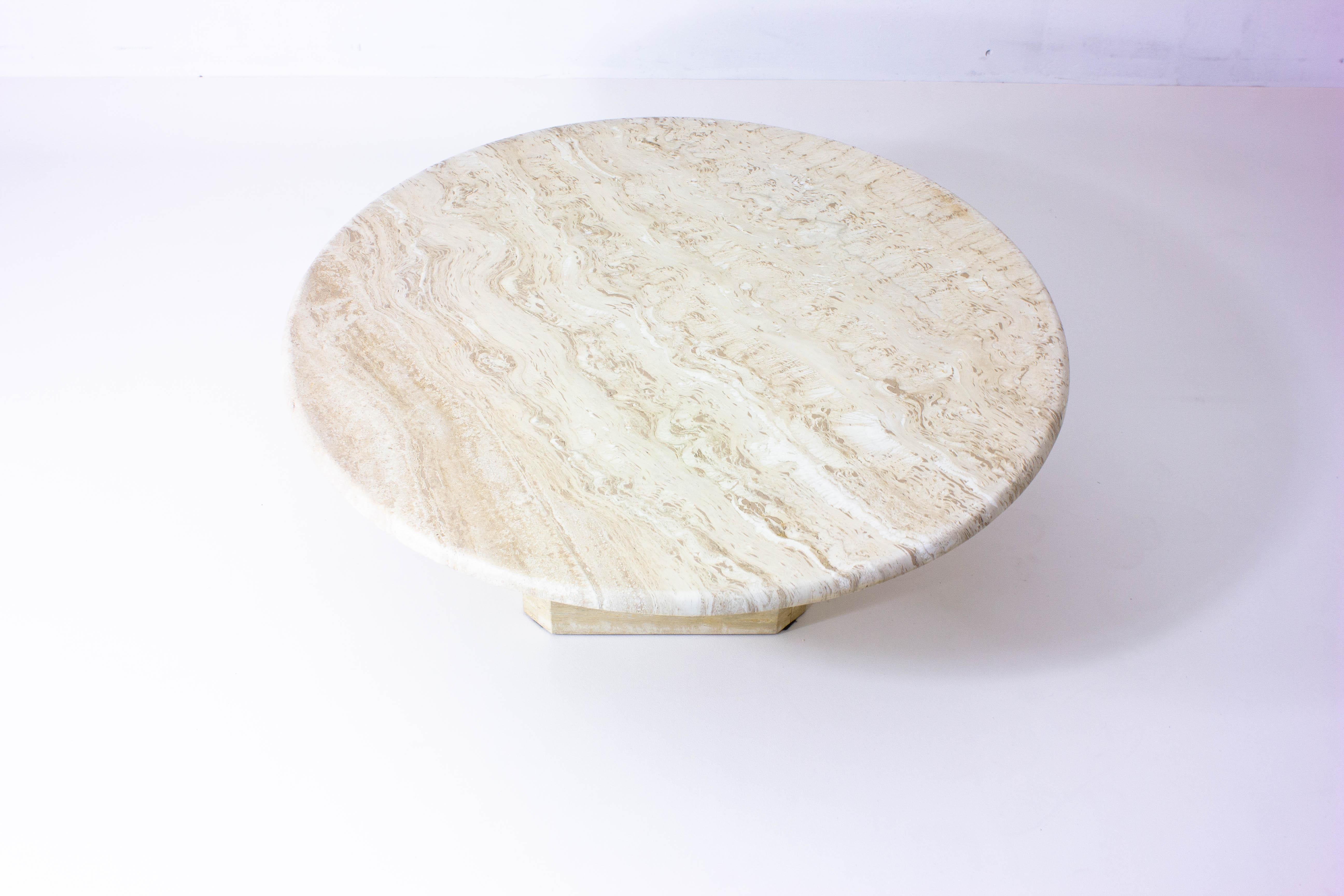 The rich, light color and wavy pattern of the stone complements many decors and goes great with a variety of interior design styles. This coffee table is sure to become a focal point in your home and will be a great addition to your living or dining