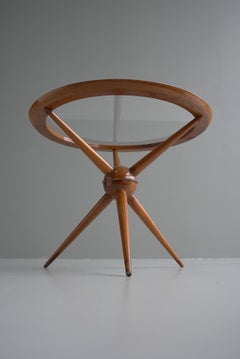 Elegance Table d'appoint ou table basse ronde à trépied en noyer avec plateau en verre, Italie, années 1950