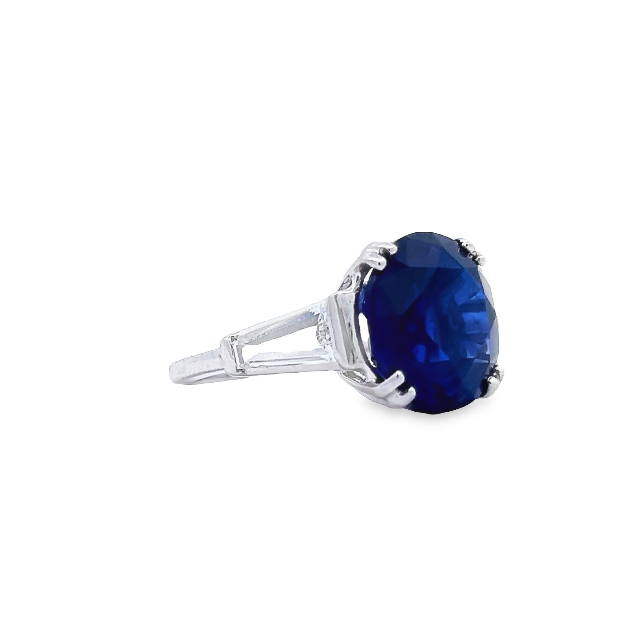 Elegant Royal Blue Sapphire and Diamond Encrusted Ring In New Condition For Sale In Great Neck Plaza, NY