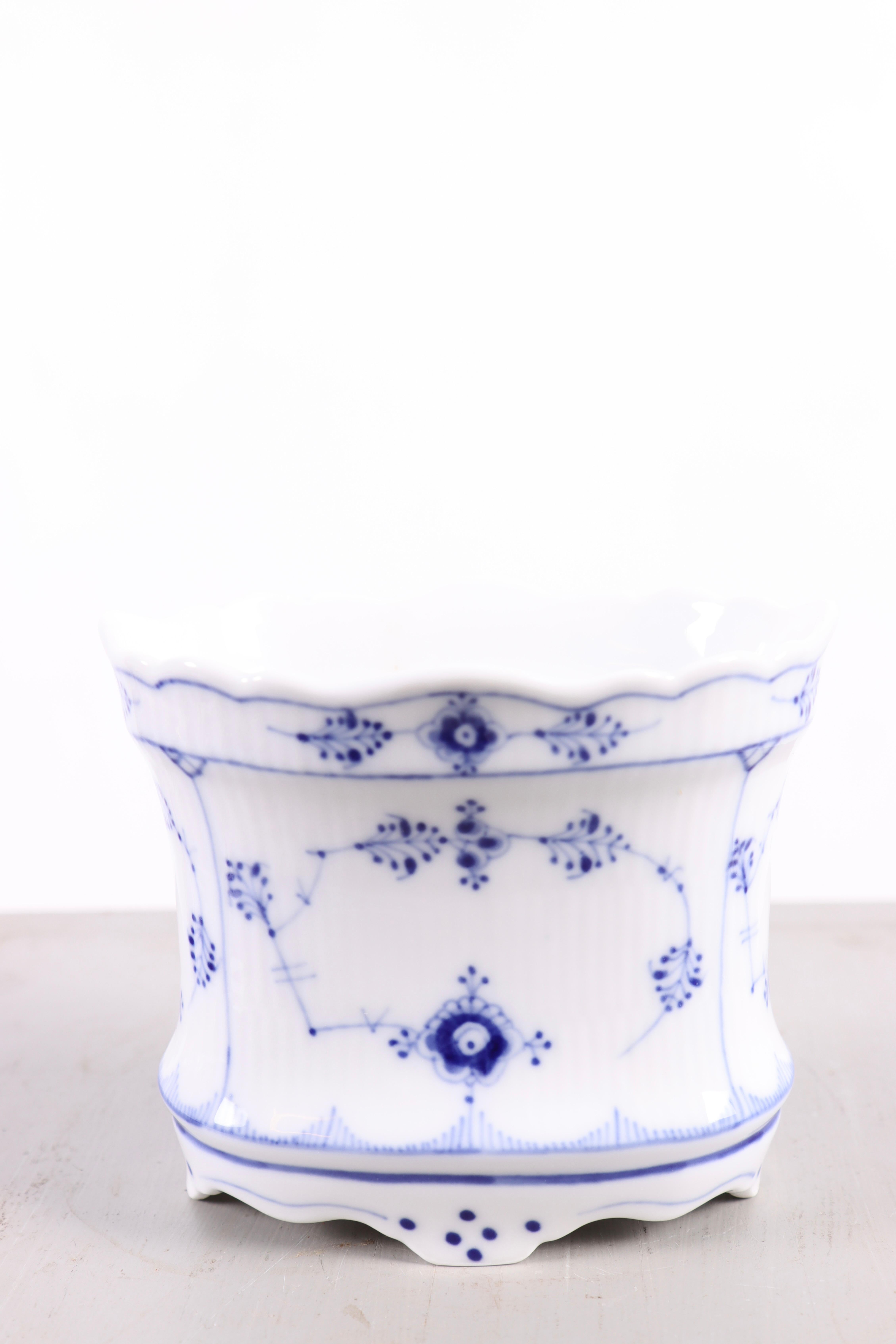 Diese elegante, ovale Vase von Royal Copenhagen Denmark gehört zur Serie Blue Fluted Plain und ist das Modell 264, das zwischen 1898-1923 in Kopenhagen hergestellt wurde. Mit ihrem zeitlosen handgemalten blauen Dekor auf weißem Porzellan strahlt die