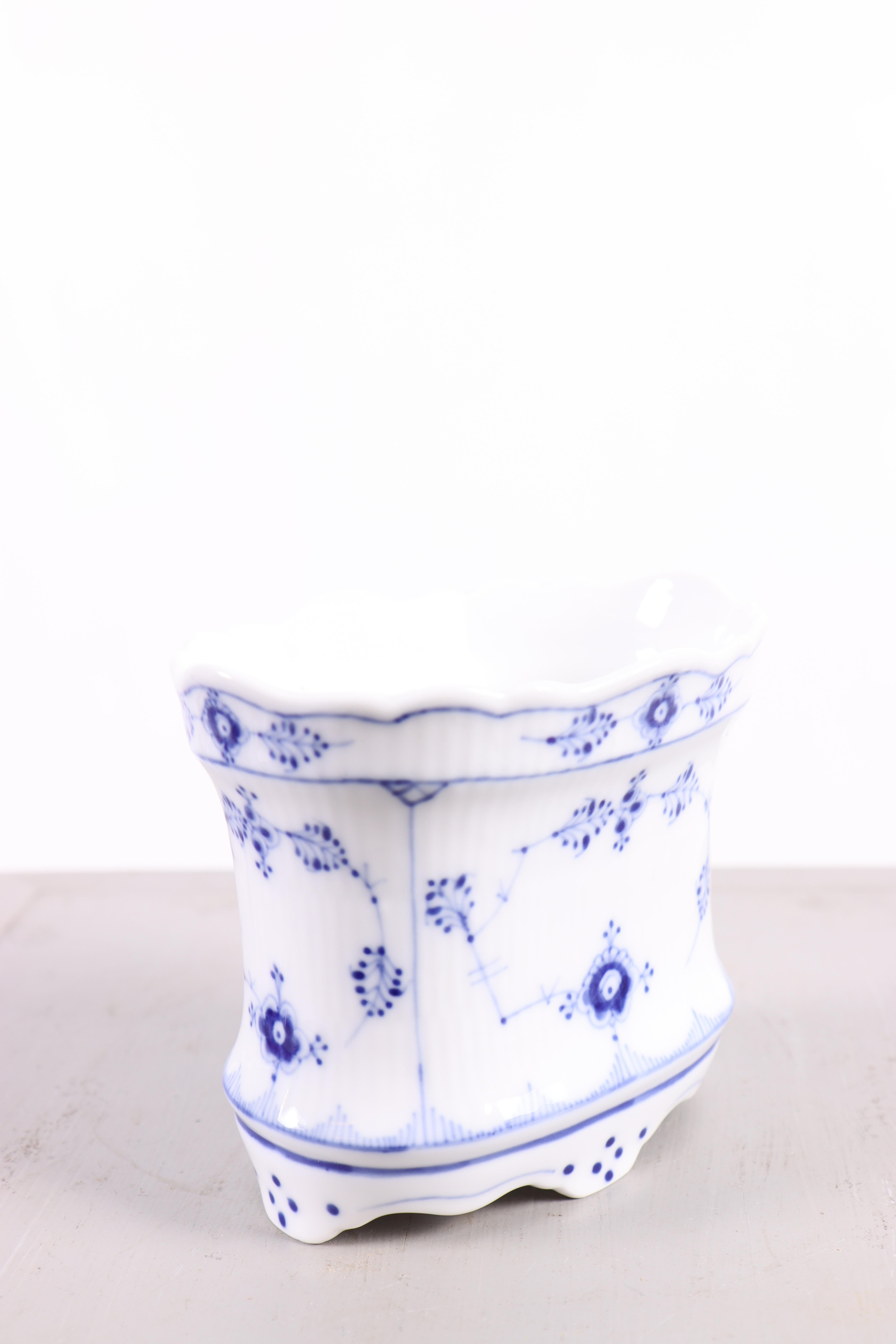Elegante blaue geriffelte ovale Royal Copenhagen-Vase, Modell 264 (1898-1923) (Skandinavische Moderne) im Angebot