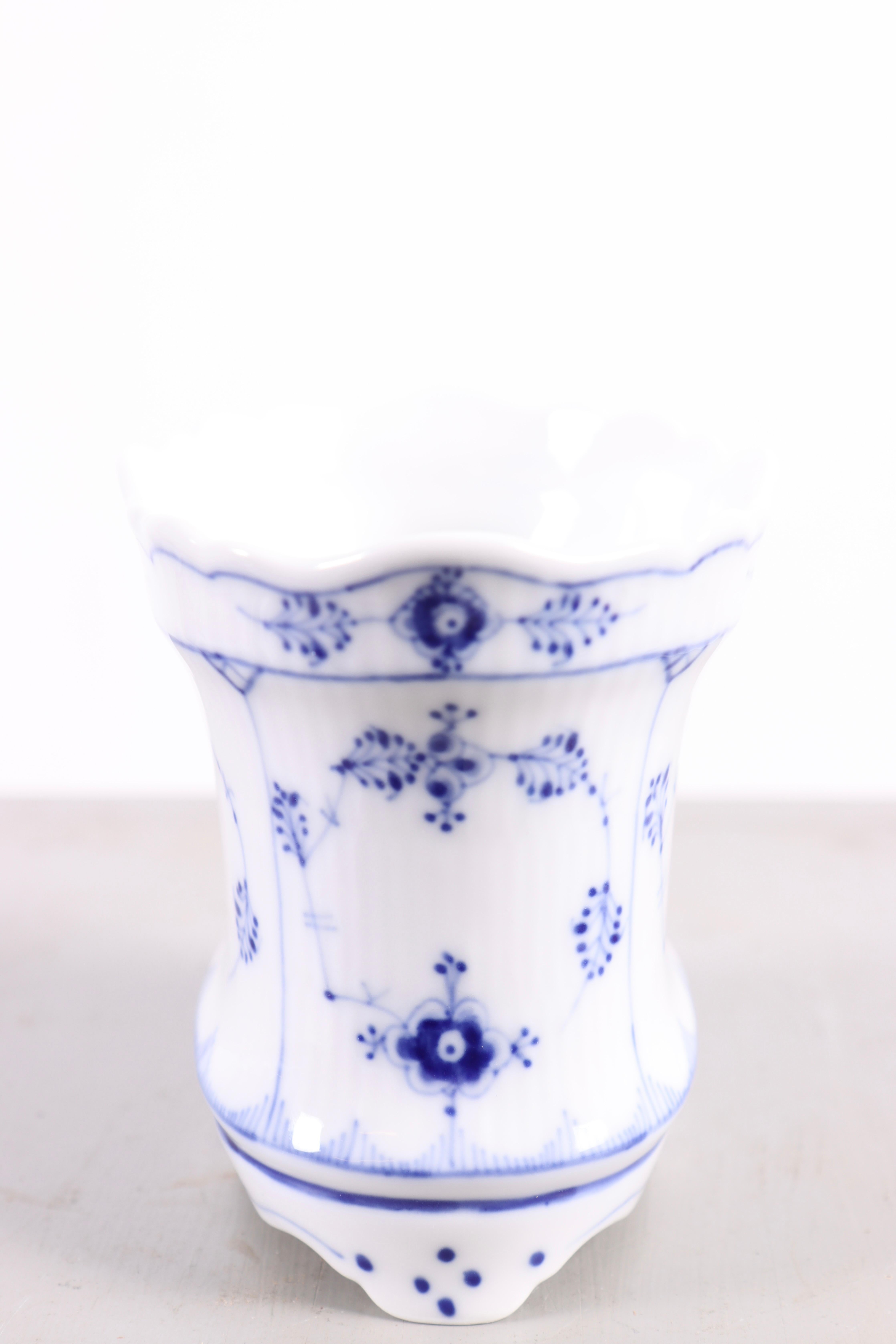 Elegante blaue geriffelte ovale Royal Copenhagen-Vase, Modell 264 (1898-1923) (Skandinavisch) im Angebot