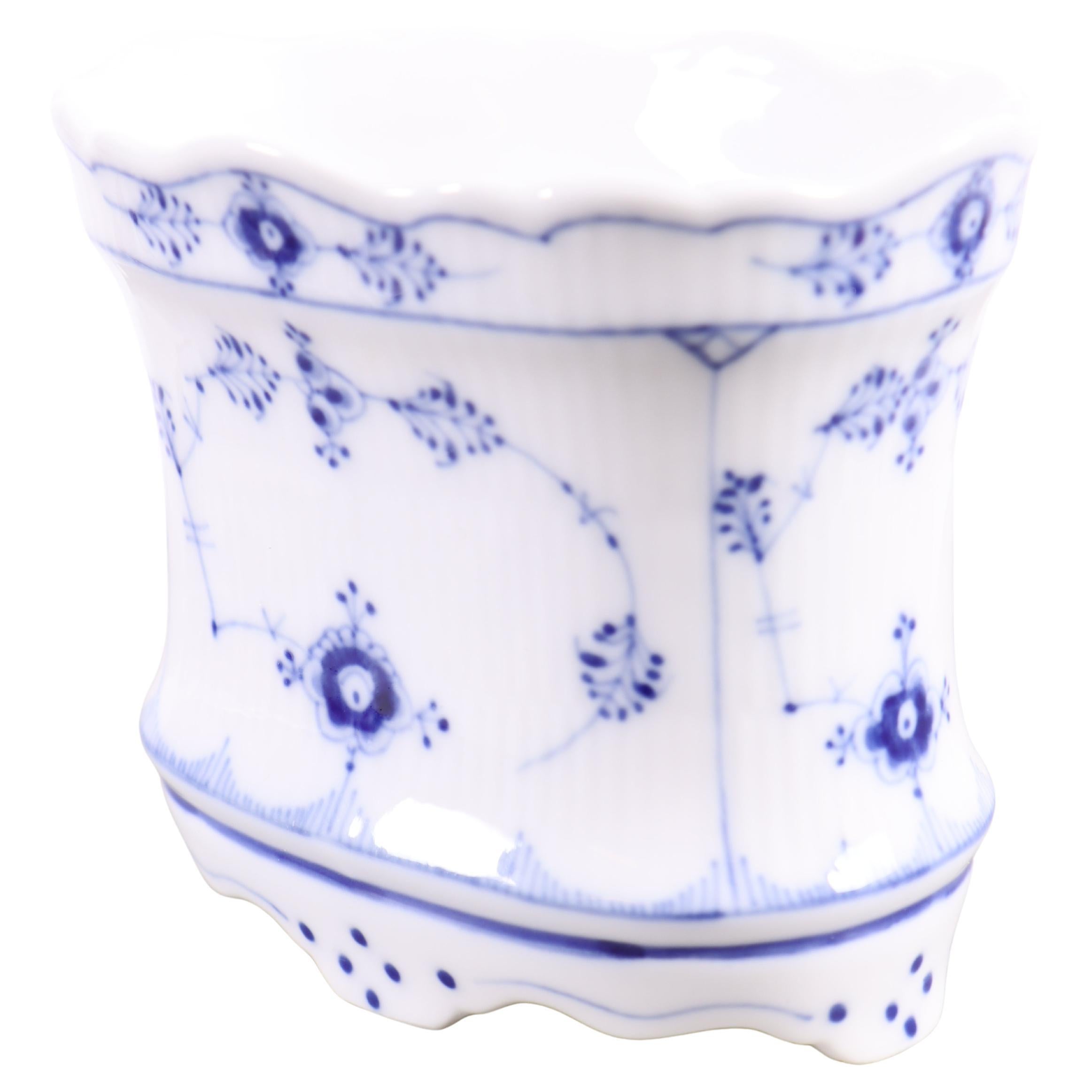 Elegante vaso ovale scanalato blu di Royal Copenhagen, modello 264 (1898-1923)